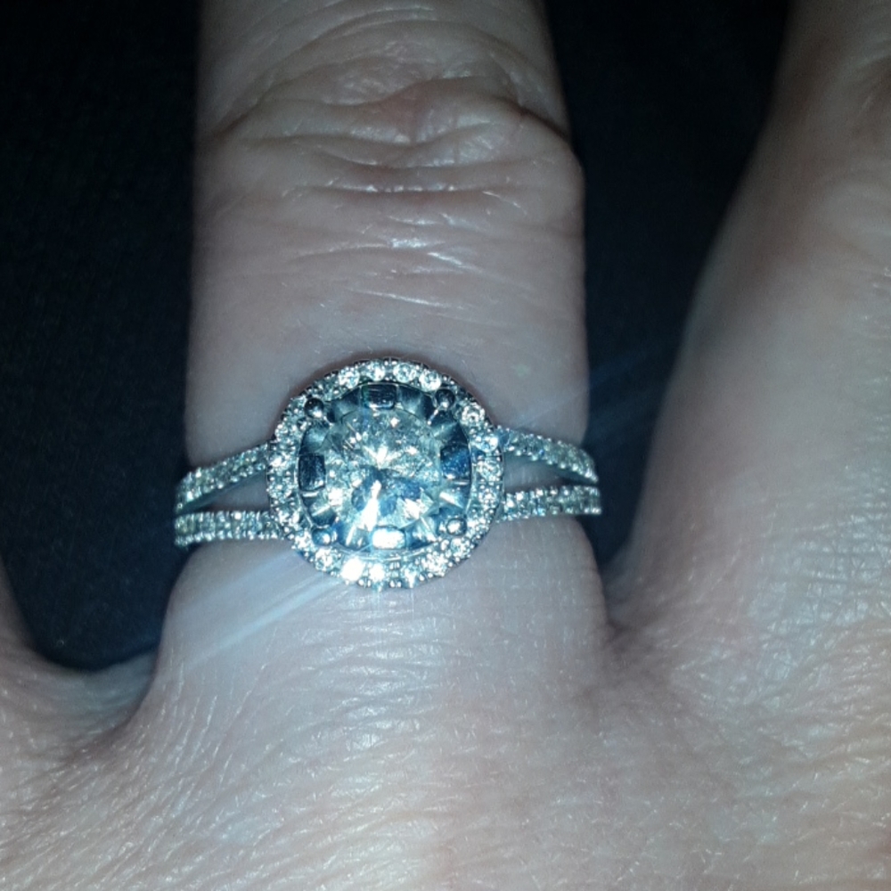 Engagement ring - Picture 3 of 3